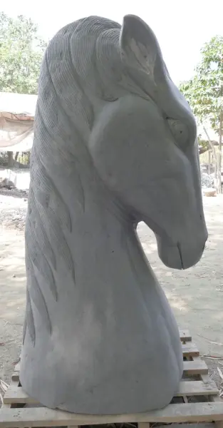 Product image 5 of the product “Head of a Horse made from Riverstone, looking down. 207cm Height. ”